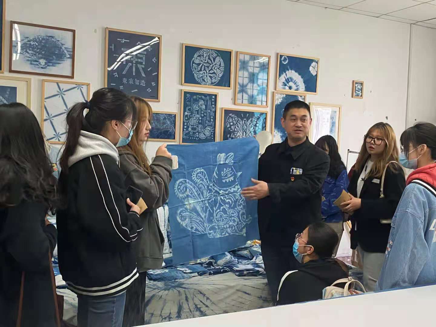 攜手并進(jìn)，共繪藝設(shè)新篇——江蘇大學(xué)藝術(shù)學(xué)院師生赴藝術(shù)設(shè)計(jì)學(xué)院考察交流活動(dòng)紀(jì)實(shí)