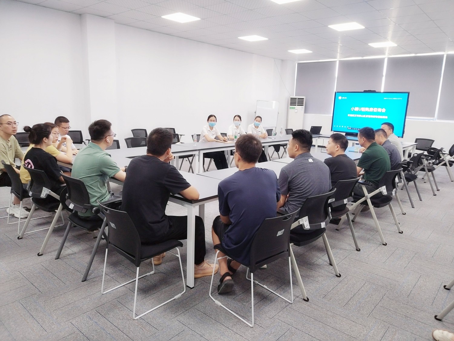 政務(wù)服務(wù)“列車(chē)”駛?cè)肫髽I(yè) 洪山區(qū)打造“一站式”辦證與技術(shù)咨詢(xún)新模式